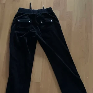 Juicy byxor  - Säljer Mina Svart a juicy byxor då jag vill ha någon Annan färg de är typ helt nag har använts 3 gånger så don e typ I helt nytt skick 