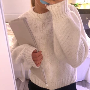 stickad tröja  - vit stickad tröja ifrån nakd med lite puffärm, kommer ej till användning 💕