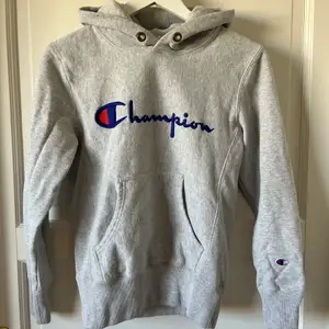Säljer min gråa Champion hoodie, den är i fint skick och storlek S! Köpare står för frakten, kan även mötas upp i Jönköping💕