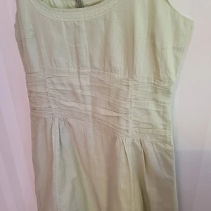 Noa Noa klänning strl L (42-44) - Klänning från Noa Noa. Strl L. Två skira lager av tyg. Dragkedja i ryggen. Bystmått: ca 47,5 cm ×2. Mått från ärmhåla och till längst ner på klänningen: ca 88 cm. Tvättad men aldrig använd.