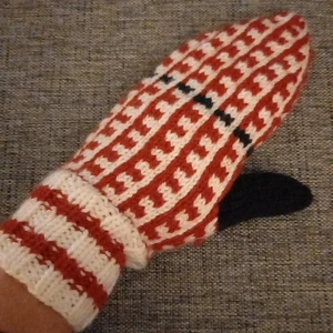 Nya vit/röda tumvantar stl S/M - Perfekt julklapp till dig själv eller någon du tycker om!  Vantar med klassiska färger o mönster med svarta detaljer.. Extra varma och sköna pga det dubbla garnet, men inte stickigt. Kan tvättas i 40 grader. Följ mig för nyheter!