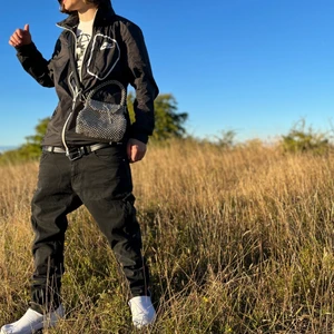 Nike windbreaker - Svart Nike windbreaker. Storlek L.  Höst säsongen innebär att det är dags för dig att välja hur du vill se ut i år. Min jacka har både hjälpt mig att hålla mig torr i dåligt väder utan även räddat min look när statements är i tvätten. Skriv=info+bilder