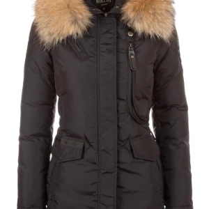 Hollies livigno black - Jag säljer denna jacka pga att den blivit för liten, använt i några månader så ser helt ny ut (priset kan diskuteras) 