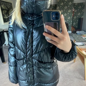 Jacka  - Jacka från massimodutti. Färgen gör sig inte riktigt i kameran men den är tyo metallic blå. Storlek XS men passar mig som vanligtvis brukar ha S. Sitter lite oversized.