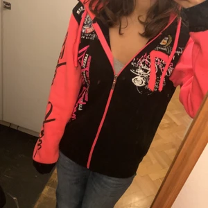 As ball zipup - En fett Nice svart och rosa zip up med massa detaljer på bröstet och armarna. Flis inuti sp perfekt för att hålla värmen nu i vinter. Supermysig och skön. Köparen står för frakt 📦 
