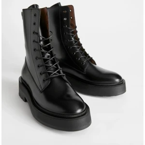 Boots stövlar kängor &Other stories  - Säljer ett par ”chunky” boots från & Other stories i svart skinn. Använda att fåtal gånger så i nyskick!   Storlek 39.  Nypris 1750kr.