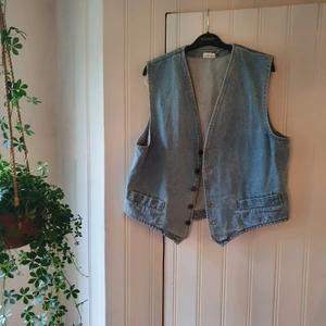 Väst jeans storlek L - Charmig denim/jeans väst med stilenliga knappar.