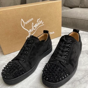 Christian louboutin skor - Storlek 39,5, alledes för små för mig då jag köpte den för 1 år sedan. har du 40-41 passar dem dig med! 