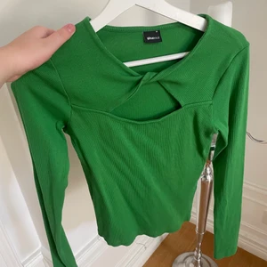 Grön Tröja - Använd fåtal gånger. Super fin💗 passar S