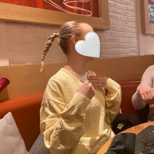 TOMMY HILFIGER V-NECK SWEATER - väligt fin v- neckad sweater från tommy hilfiger! den är ljusgul och jag har bara använt  1 gång! jag brukar ha medium i sweatshirts och den passar mig jättebra💛  