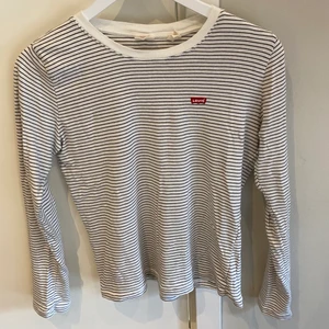 Levi’s tröja  - • Jätteskön och mjuk Levi’s tröja i storlek S.  • Använd fåtal gånger, fint skick! Har dock klippt bort tvättlappen.   • Köpt på Junkyard för 349 kr, verkar inte säljas längre. 
