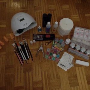 Nagelgrejer -  Stort paket med allt som krävs för att bygga naglar. Inköpt för 2000 och knappt använd. Ingår: Sex nagelfilar + elektrisk, Buffer, Massa dekorationer, Penslar, Nagellim, 1500 tippar, Primer, Builder, Vit o rosa gel, Cleanser och remover m.m. Kan frakta