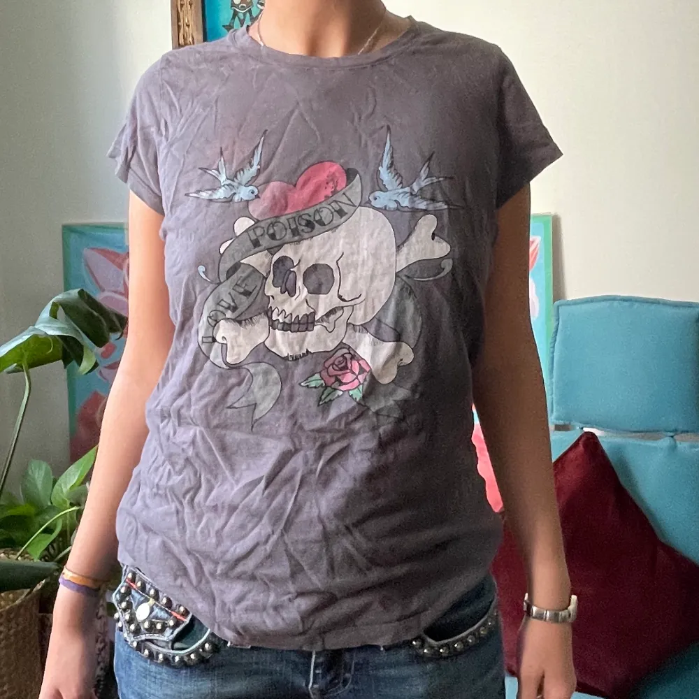 En mindre läskig dödskalle tisha men om du vill se ut som Jenna från ”I taket lyser stjärnorna” är dehär rätt för dig!!. T-shirts.