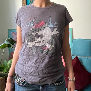 T-shirt  - En mindre läskig dödskalle tisha men om du vill se ut som Jenna från ”I taket lyser stjärnorna” är dehär rätt för dig!!