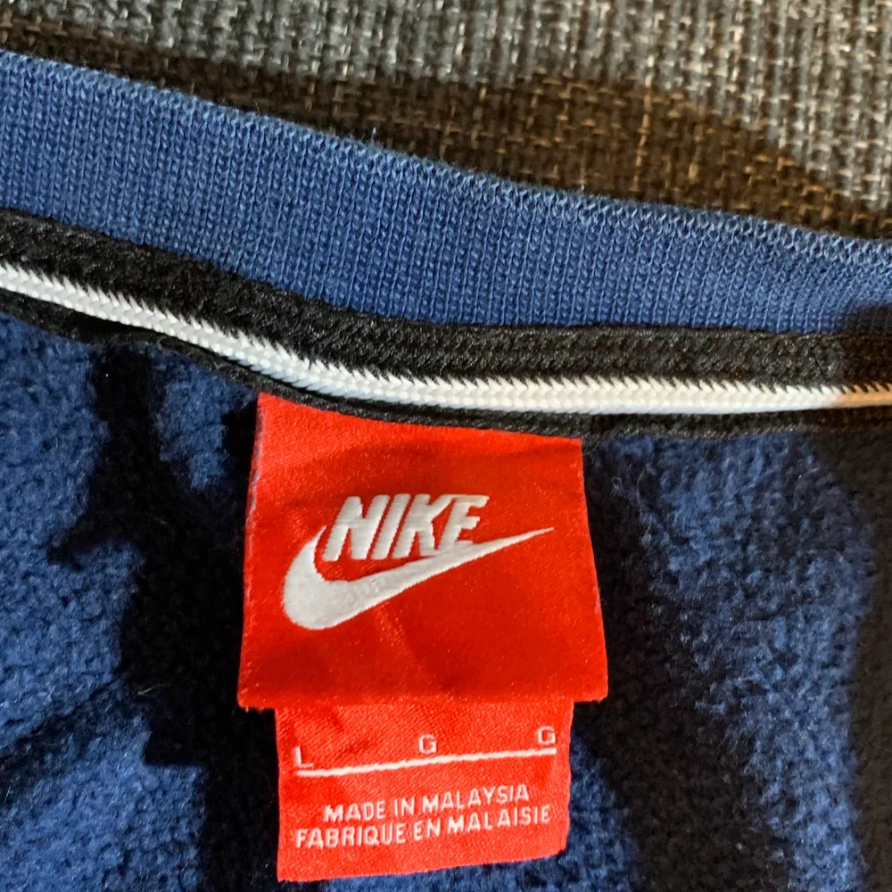 Tjena, säljer en Nike Swetshirt som är i bra/ begagnat skick. Vid fler frågor eller om du undrar över något är det bara att kontakta mig! (Du står för frakten). Tröjor & Koftor.