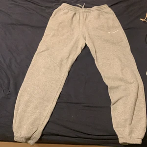 Champion - Säljer dessa byxor för använder inte dem. Dem är i bra skick. 