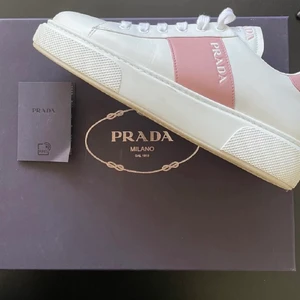 Prada sneakers - Säljer nu mina Prada sneakers i strl 37.5💓 Endast använda ett fåtal gånger så det är i nyskick. Allt på bilden medföljer + Pradapåsen. Modellen heter: Prada Calzature Donna White Sneakers 🤍