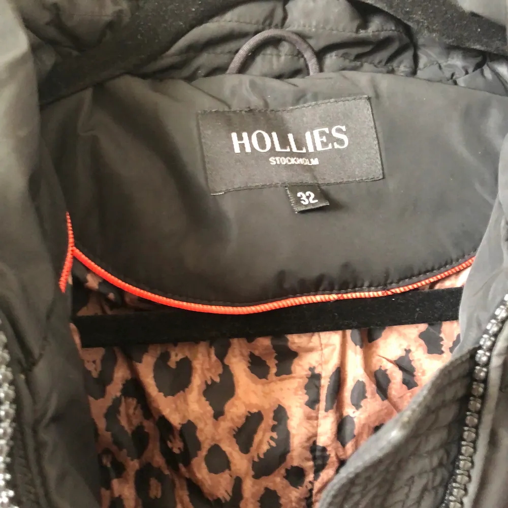 Rätt sliten , men fin jacka och varm. Hollies jacka, har använt den utan päls MEN jag har pälsen hemma till den om man vill ha de . Takit.