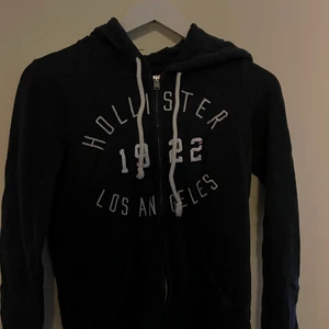 Hollister huvtröja - En ziphoodie från Hollister i storlek xs. Köparen står för frakten. Skriv för mer info 🫶🏼🫶🏼🫶🏼🫶🏼