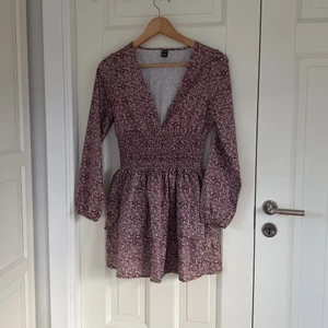 Klänning  - Jag säljer denna fina vinröda klänningen med vita blommor då den inte kommer till användning! Den är aldrig använd och köpt för ungefär 200kr och säljer då för 100kr! Den är köpt på shein! KÖPARE BETALAR FRAKT! TRYCK EJ PÅ KÖP NU! 