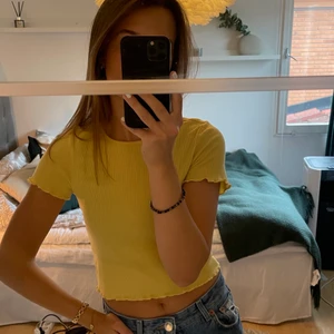 Gul topp - Topp från gina. Storlek M men passar Xs-M💛