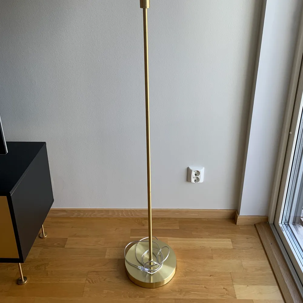 Säljer en superfin Mio Hillary golvlampa som är i matt mässingfinish. Lampan är köpt på Mio i Göteborg. Den är i mycket bra skick.  Höjd: 150 cm, Diameter: 25 cm, Vikt: 5,4 kg.. Övrigt.