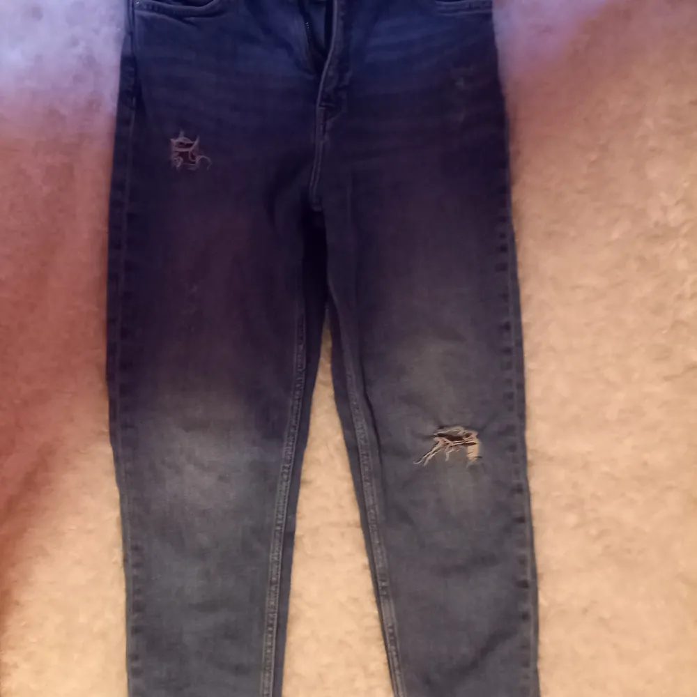 Detta är ett par byxor jag inte andvänt alls eftersom jag ej gillade dom på har bara testat dem. De är från H&M i storlek 140/ 9-10 år gammal i färgen ljus blå. Det finns vissa hål på byxorna. Köparen står för frakt. Jeans & Byxor.