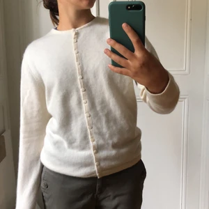 Beige Kashmir kofta - Jätteskön och fin kofta i 100% Kashmir från wico! Storlek M men passar xs-mindre m. Bra skick🫶🏼 ❗️Tryck ej på köp nu!!!❗️ Frakt 63kr 