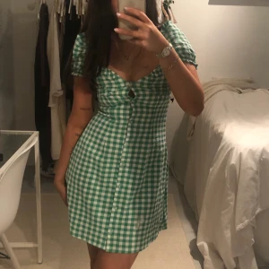 Grön rutig klänning🌸 - säljer denna gröna klänning från hm då den blivit för liten för mig❤️