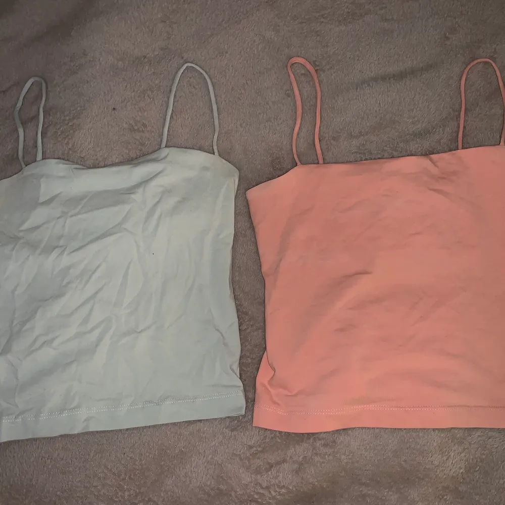 Säljer dessa två superfina linnen från Gina tricot. Det rosa är i strl S och det gröna Xs. 30kr/st och båda för 50kr, köparen står för frakten! Tryck inte på KÖP NU!. Toppar.
