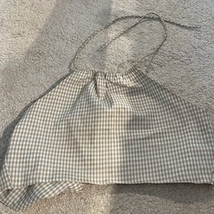 Topp från genral pants - Köpte i Australien men använder inte längre, lite smink-fläckar på insidan men ska föröska ta bort dem helt