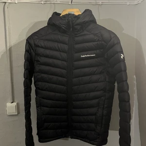 Peak performance jacka / Marin blå - Dunjacka från peak ja vill få sålt snabbt skrov vid intresse eller för mer bilder Storlek: M Skicka: 8/10  Använts fåtal gånger 