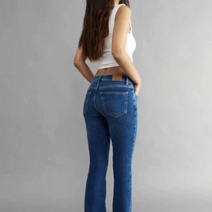 Lågmidjade jeans med utsvängda ben från Gina Tricot - Aldrig använt då dom inte passar. Modellen är 175 och bär storlek 36. Köpta för 500kr