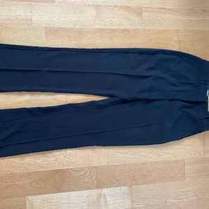 Svarta kostymbyxor från NA-KD - Snygga och sköna kostymbyxor med slits från NA-KD. Denna kostymbyxemodell är lite tajtare runt låten och raka därefter (nertill). Köpta för 539kr