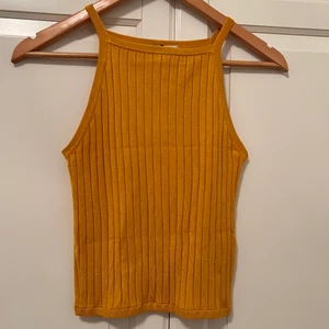 Top - Säljer denna top för 50kr i storlek S. Använt fåtal gånger💘 Kan mötas upp samt fraktas🫶🏼