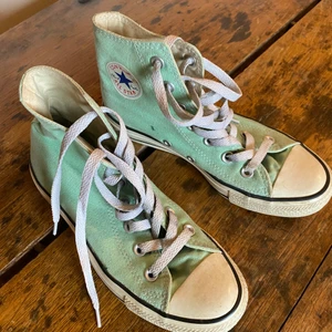 Converse - Converse i storlek 36,5. Befintligt skick! Pris och frakt går att diskutera vid snabb och smidig affär. Skorna går att tvätta i maskin för att förnya utseendet!