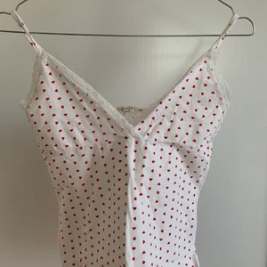 Brandy Melville linne - Jätte gulligt brandy Melville linne med små hjärtan på. Nypris 250kr