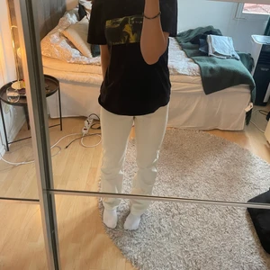 Weekday jeans - Beige/vita jeans från Weekday storlek W25 L32, passar mig som oftast bär S och är ca 170 lång, passar lite kortare/lite längre🥰