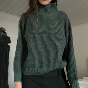 Stickad tröja  - Mörkgrön stickad detaljerad tröja. Turtleneck. Mjuk och fin nu på hösten. I mycket bra skick. 🥰