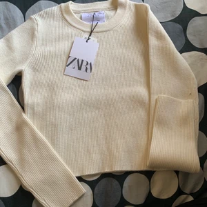 Ribbstickad tröja - Fin tröja från zara aldrig använd 