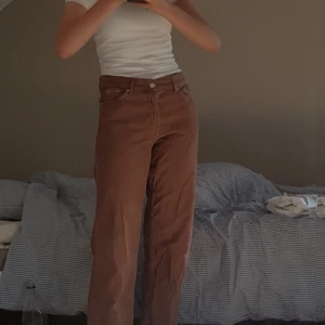 Manchester byxor - Bruna manchester byxor från junkyard. Säljer pga för korta för mig(173cm) annars är de i ny skick. Storlek xxs, köparen står för frakt. Hör gärna av dig om du undrar något☺️.