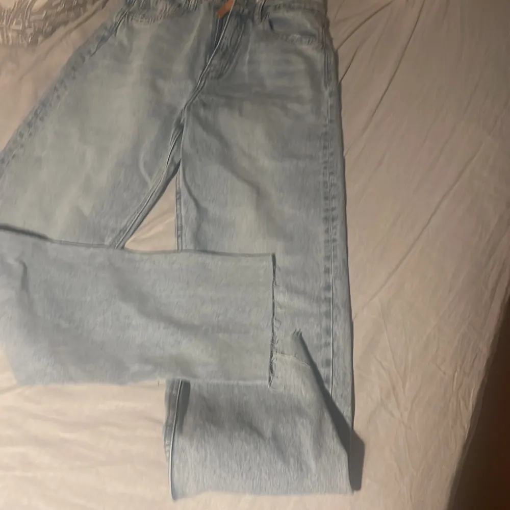 Säljer min super snygga jeans, hela nya endas provad, säljer som pågrund av fel stolek, ny pris 300kr mitt pris 200kr. Jeans & Byxor.