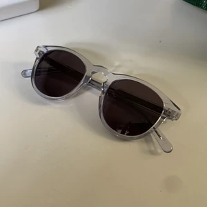 Chimi 002 - Säljer ett par 002 från chimi i färgern LITCHI. Fint skick, har sjukt mycket solglasögon och dessa används inte.