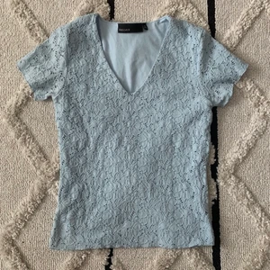 Topp - Blå topp från Kappahl med fint blommönster , köpt secondhand men har själv aldrig använt den. ❗️köparen står för frakt ❗️