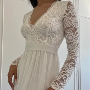 Spetsklänning, strl 36 - Vit spetsklänning från Nelly💗