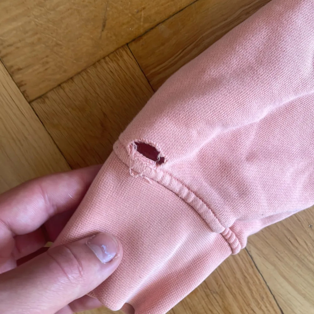Säljer min rosa acne studios sweatshirt för jag använder aldrig den. Den har ett litet hål vid armen på tröjan så sänker priset. Det är storlek M men den är stor i storleken.. Tröjor & Koftor.