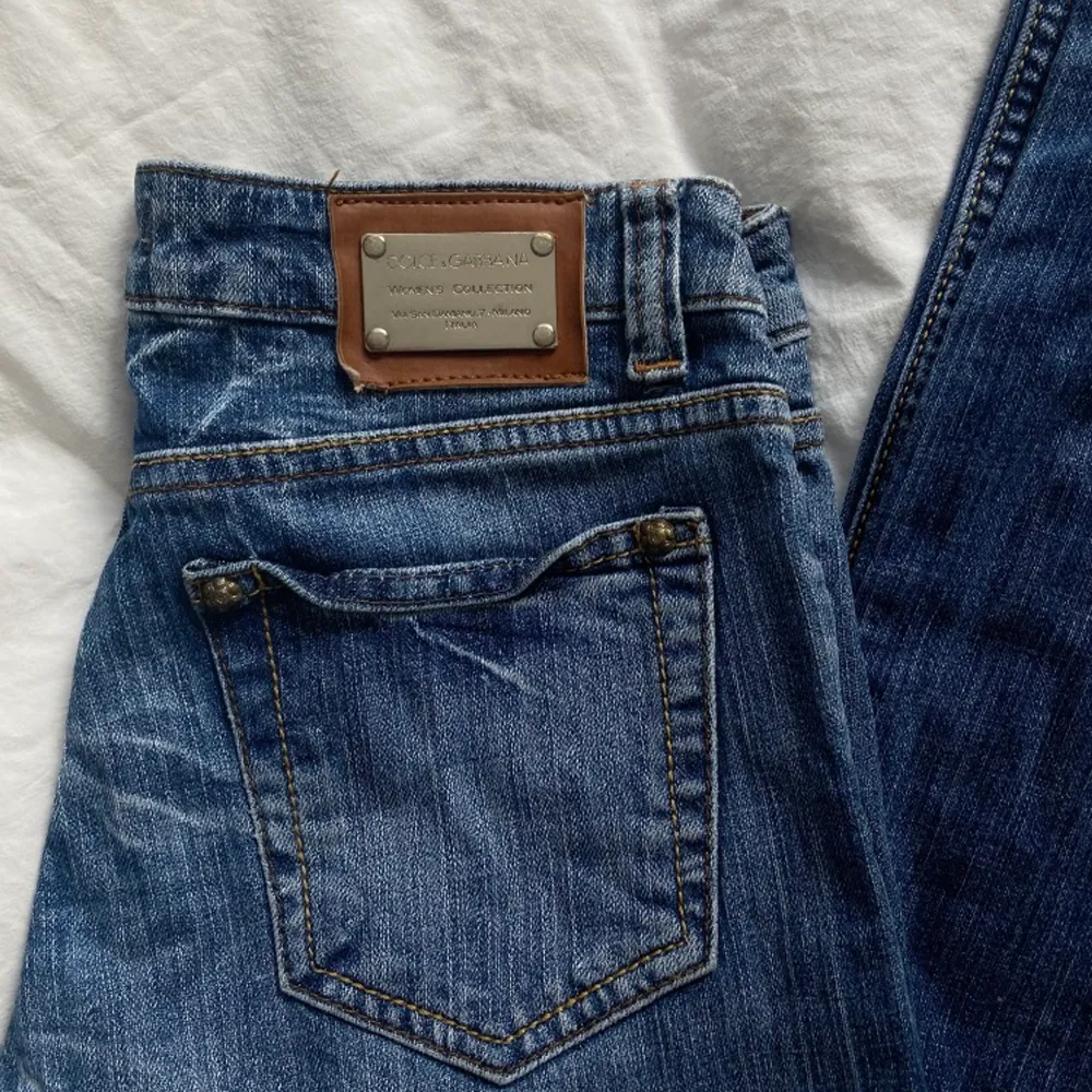 Säljer nu dessa assnygga raka och lågmidjade jeans från dolce & Gabbana. Midjemåttet är 76 cm och innerbenslängden är 82 cm. De har ett litet hål vid en av skärp-öglorna men annars inga defekter. Bara att skicka dm för bilder, frågor etc 🥰🥰. Jeans & Byxor.