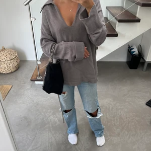 Oversized stickad tröja från zara - Jättefin stickad tröja i overzise modell med tenniskrage. Använd men i bra skick. Köpt för 399, säljer för 150🫶🏻 frakt ej inkluderat 