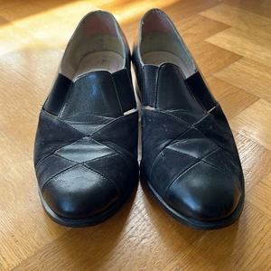 Skor - Svarta skor i skinn. Köpta secondhand, storlek 4 1/2, på gränsen för små för mig som har storlek 38. 50 kr + frakt