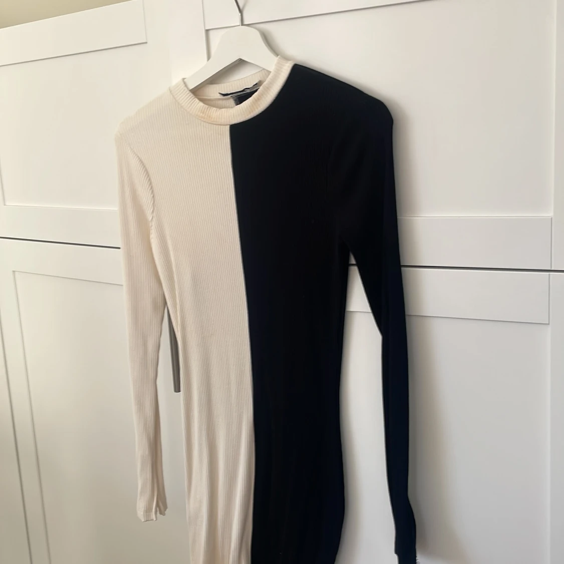 Svartvit klänning  - 90